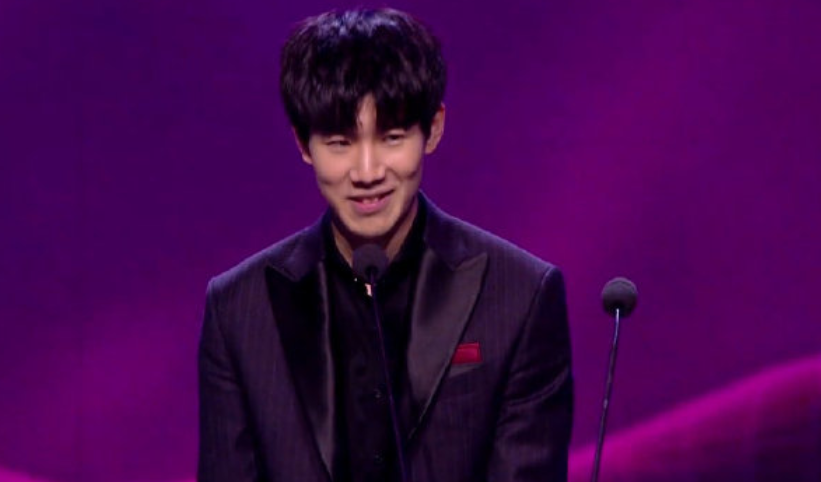 并对中国足 并对中国足