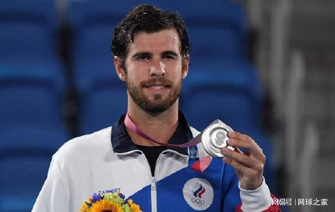 同时借助他 同时借助他