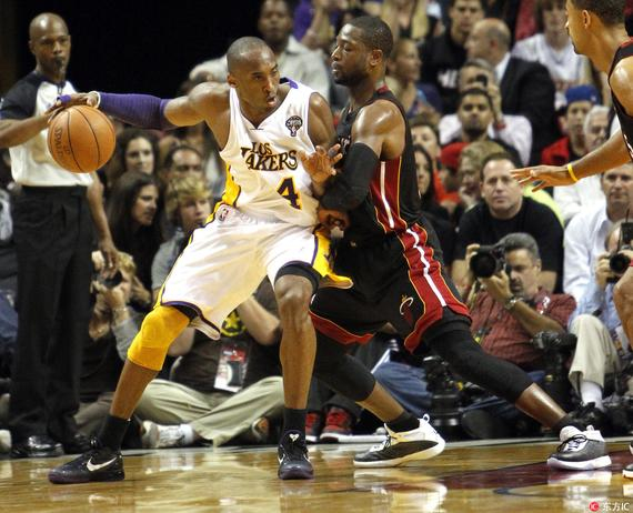 首尔FC前场的配合，禁区外又是一脚绵软无力的射门！颜骏凌轻松化解了！对方投诉手球，裁判没有理会